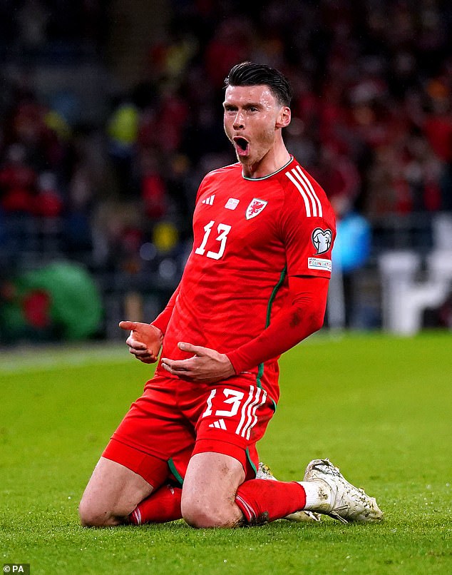 Wrexham have completed the signing of Welsh international Kieffer Moore from Sheffield United