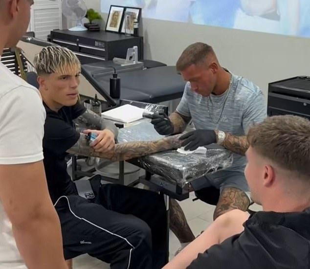 Manchester United winger Alejandro Garnacho has been spotted appearing to clutch a vape while getting a tattoo
