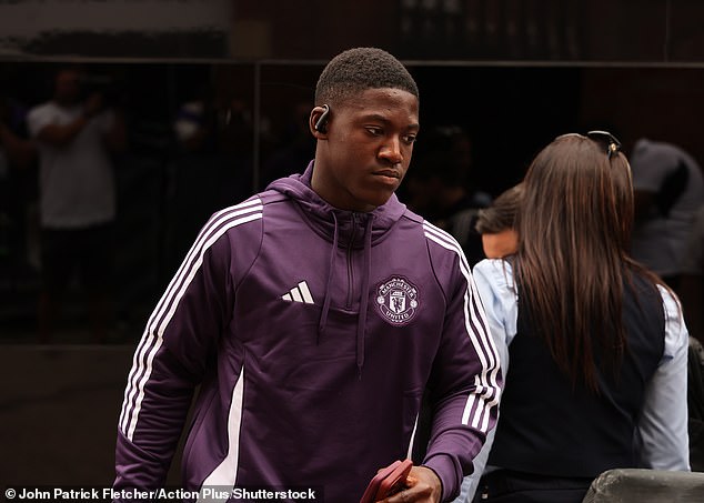 Kobbie Mainoo has been warned he must oust Bruno Fernandes from Man United