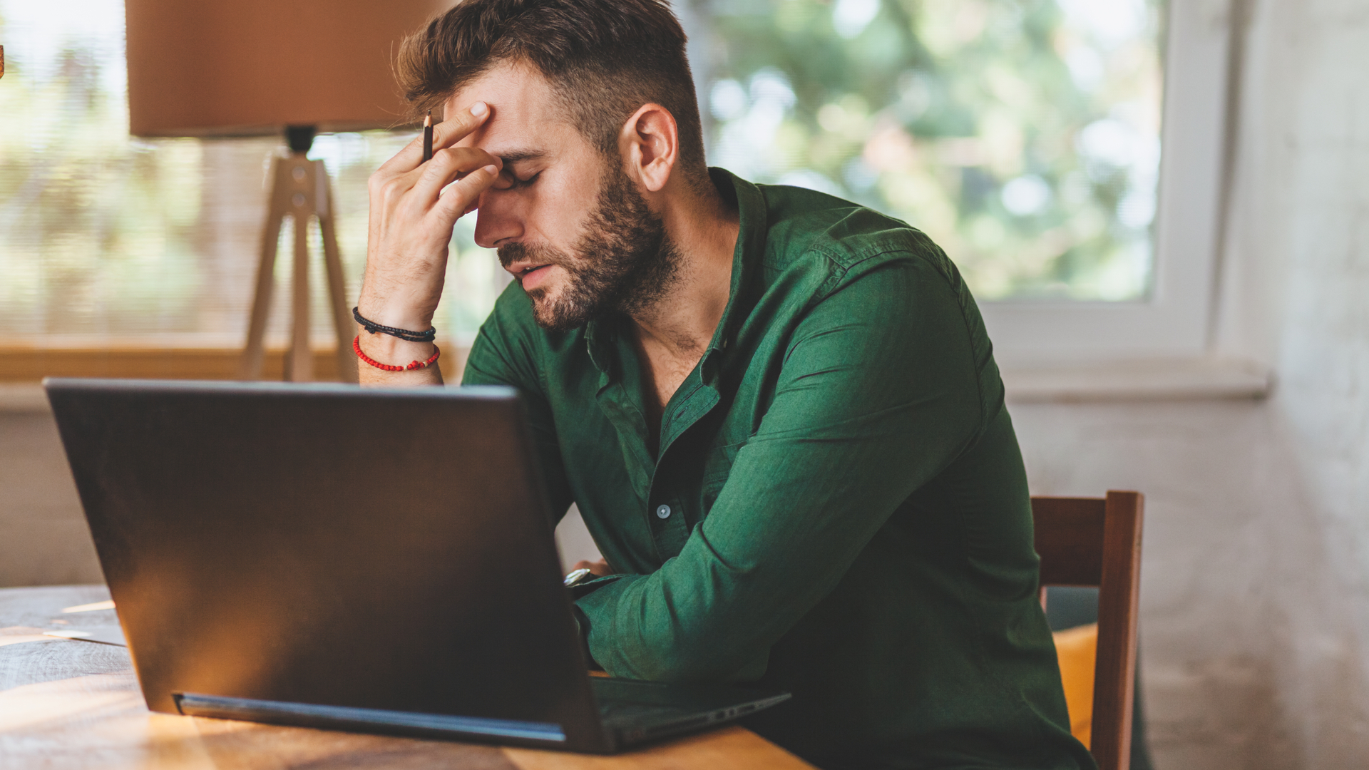Man having Windows 11 performance problems with his laptop