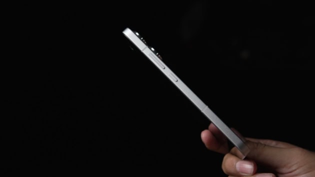 Oppo Reno14 side