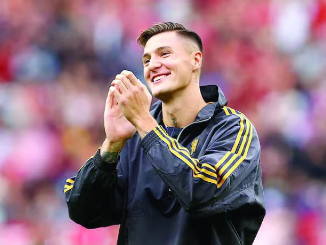 new manchester united player benjamin sesko applauds fans before the match photo reuters