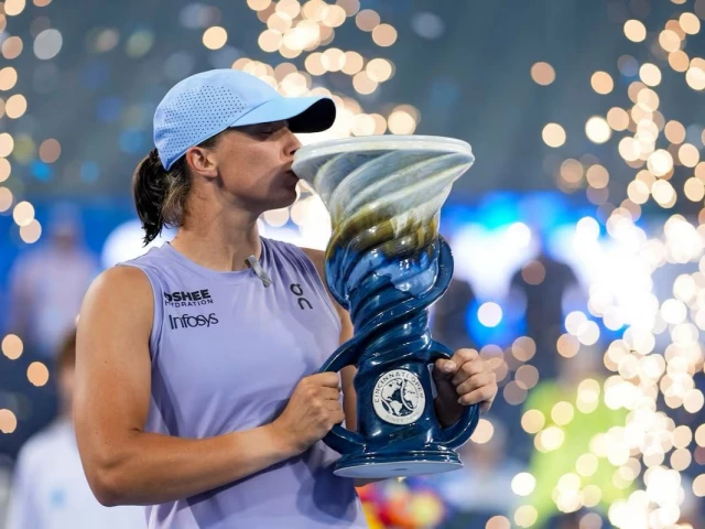 iga swiatek pol kisses the rookwood cup after defeating jasmine paolini ita during the cincinnati open at the lindner family tennis center photo reuters