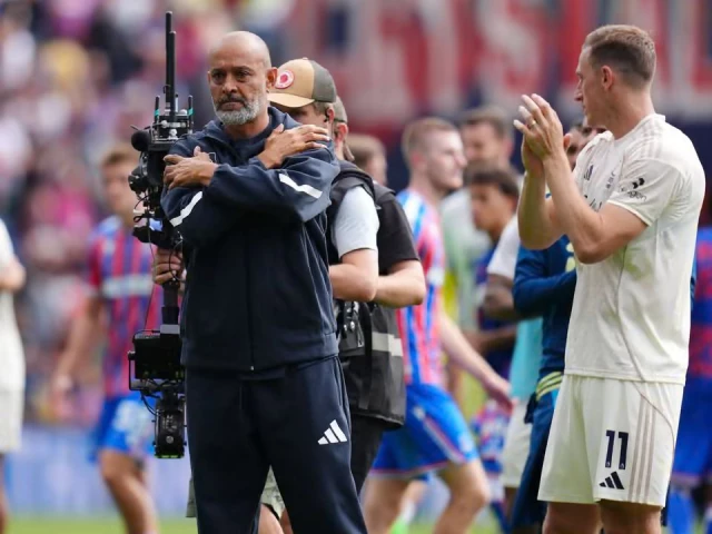 nuno esp rito santo gestures to the fans after the final whistle photo afp