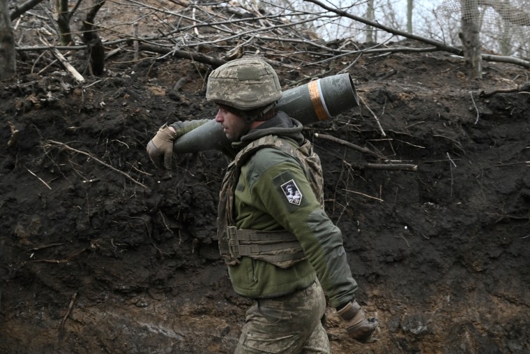 ukraine russia conflict artillery soldier ukrainian