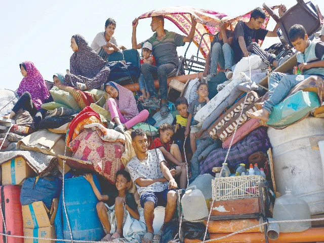 displaced palestinians fleeing northern gaza due to an israeli military operation move southward after israeli forces ordered residents of gaza city to evacuate to the south in the central gaza strip photo reuters