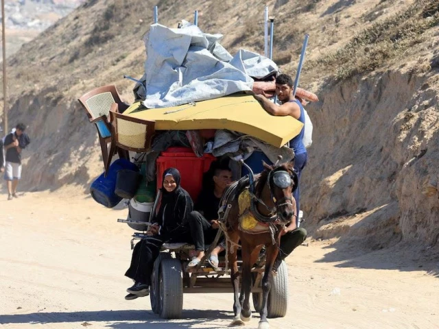 displaced palestinians fleeing northern gaza move southward after israeli forces ordered residents of gaza city to evacuate during an israeli military operation in the central gaza strip september 30 2025 photo reuters