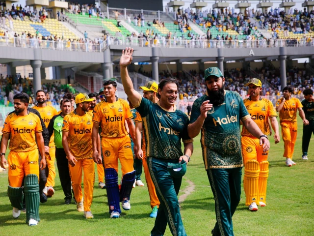 peshawar zalmi players and legends waving to the crowd following the game photo peshawar zalmi