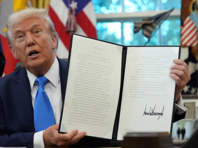 u s president donald trump displays a signed executive order on gold card visa in the oval office at the white house in washington d c u s september 19 2025 photo reuters