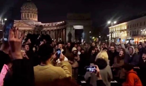 Hundreds of Russians stand in St Petersburg to sing a banned song calling on Putin to be overthrown