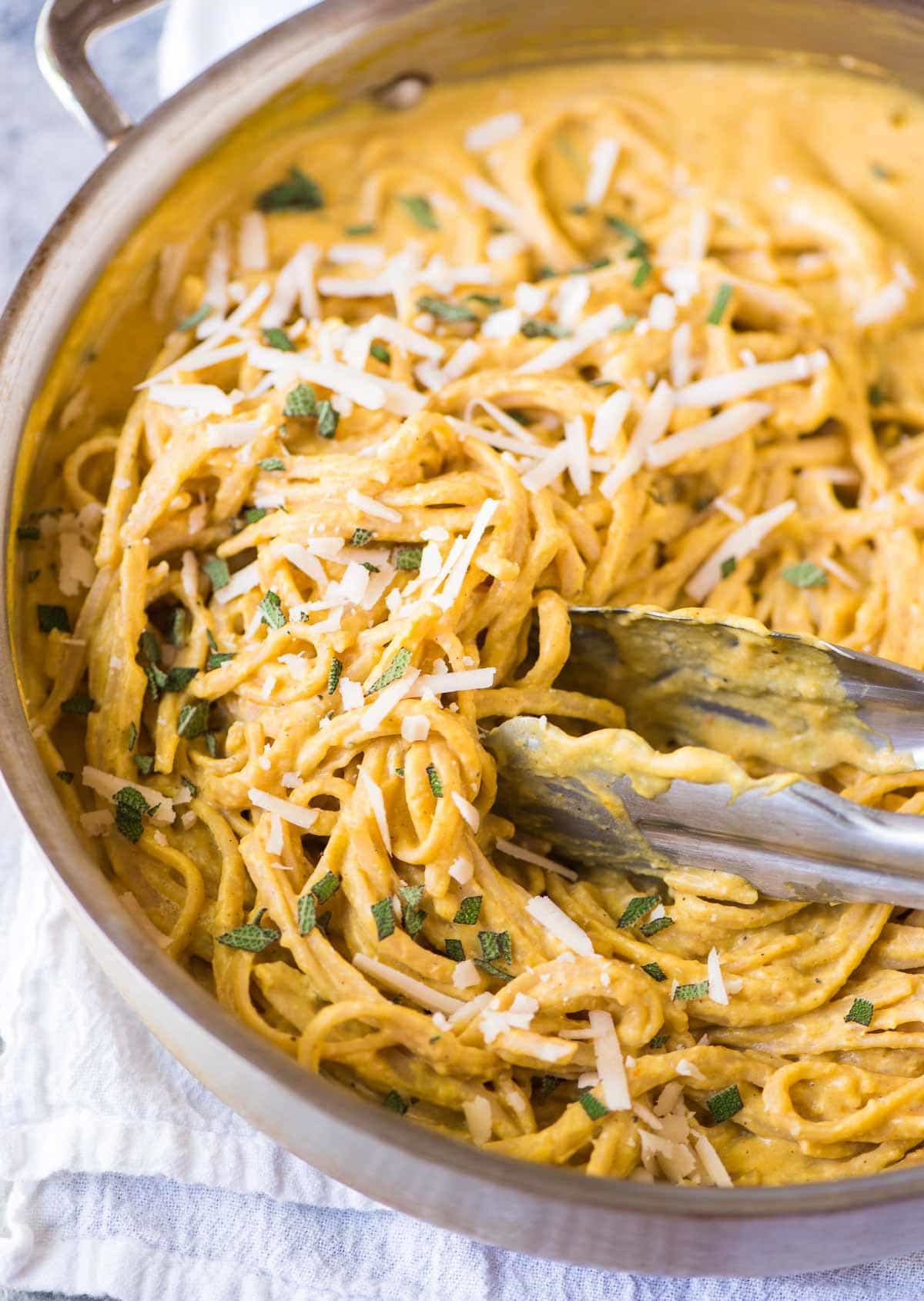 Creamy Pumpkin Pasta. Comes together in MINUTES. Easy, healthy, and absolutely delicious! If you like fettuccini Alfredo, you will LOVE this pasta recipe. @wellplated