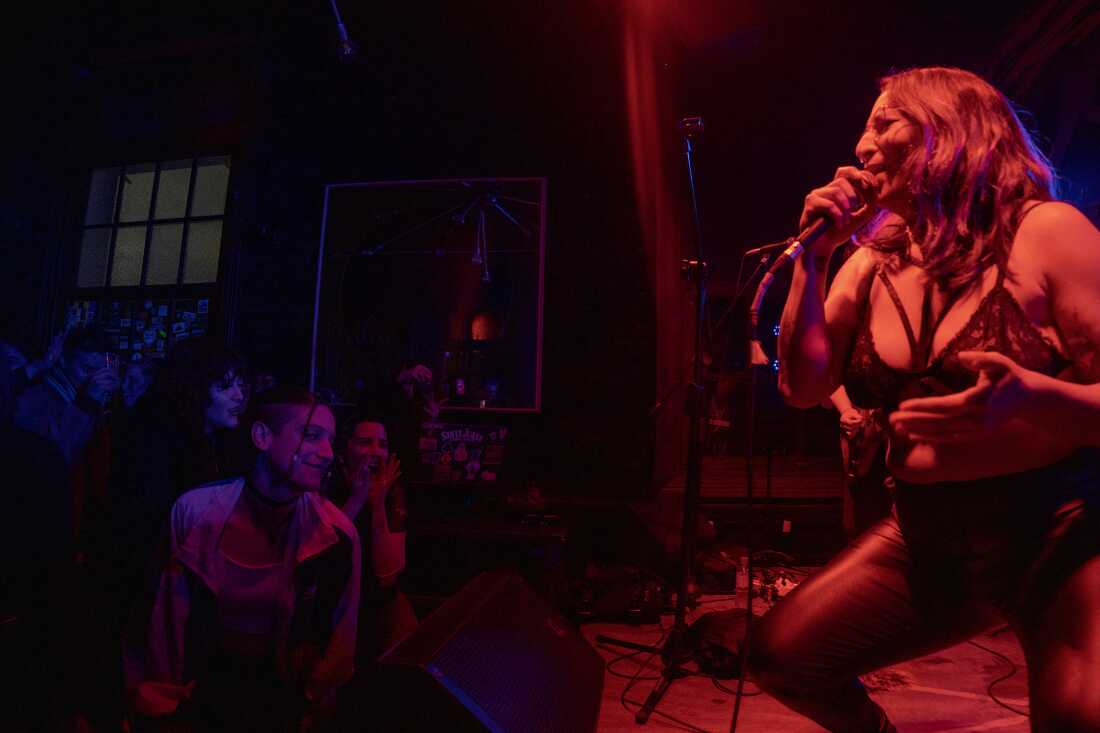 Cachitas Now!, una banda disidente, le canta a un público universitario y queer en La Plata. La vocalista es Melissa Lobos Cachitas Now!, a dissident band, sings to a university and queer audience in La Plata. Their singer is Melissa Lobos.