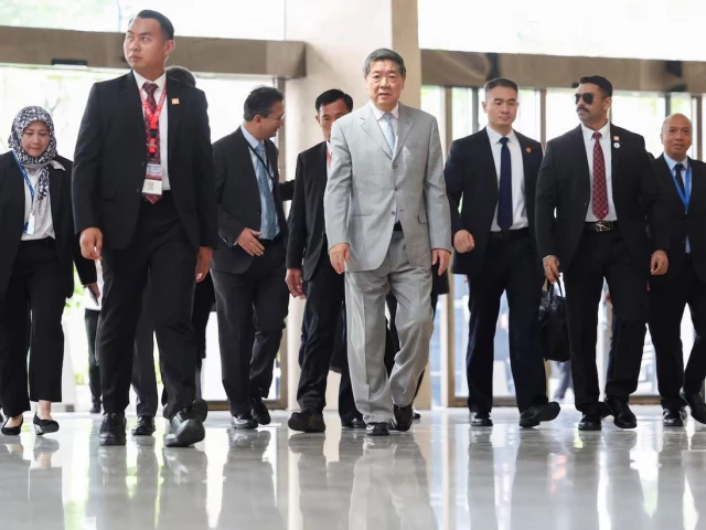 chinese vice premier he lifeng arrives for trade talks between the united states and china in kuala lumpur malaysia october 25 2025 photo reuters