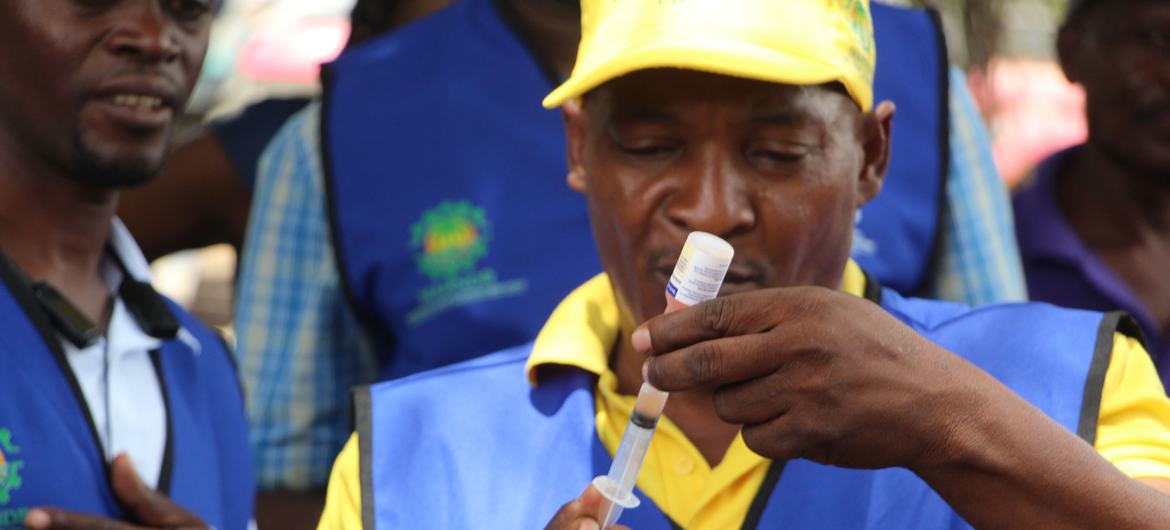 A PAHO health worker prepares a rabies vaccination.