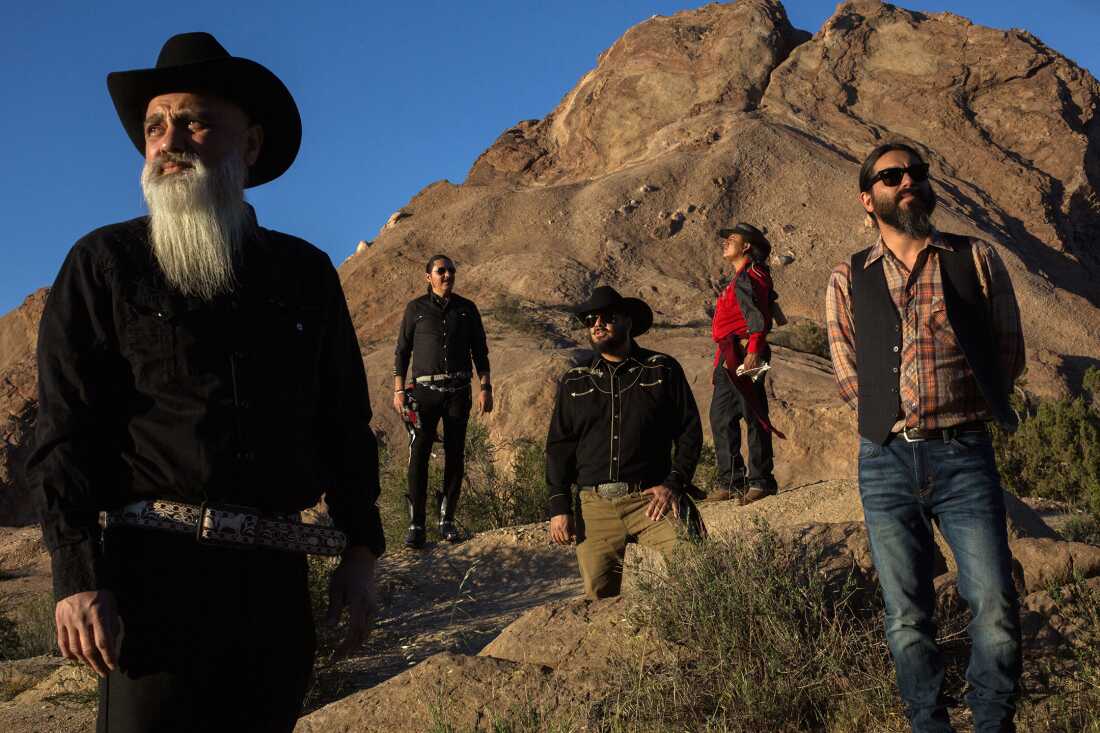 Spaghetti Cumbia posa para un retrato en Vasquez Rocks, en el norte del condado de Los Ángeles, el 26 de marzo de 2022.