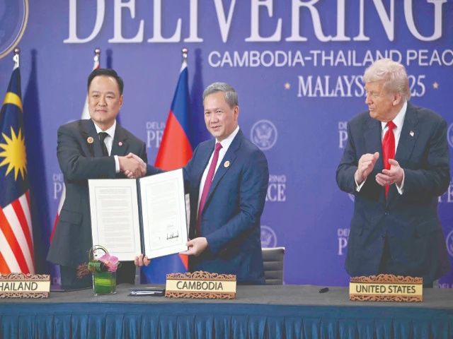 us president donald trump looks on as cambodia s prime minister hun manet c and thailand s prime minister anutin charnvirakul hold up signed documents during a ceremonial signing of a ceasefire agreement photo afp