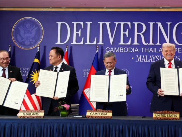 malaysia s prime minister anwar ibrahim thailand s prime minister anutin charnvirakul cambodia s prime minister hun manet and u s president donald trump hold up documents during the signing of a ceasefire deal between cambodia and thailand on the sidelines of the 47th association of southeast asian nations asean summit in kuala lumpur malaysia october 26 2025 photo reuters